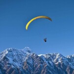 parapente en montañas nevadas