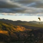 marcelo con su parapente en las montañas