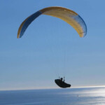 vuelo en parapente sobre el mar