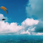 vuelo en parapente con el cielo azul