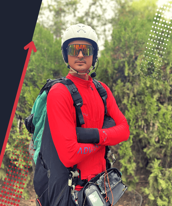 Marcelo Sánchez con su ropa de piloto de parapente