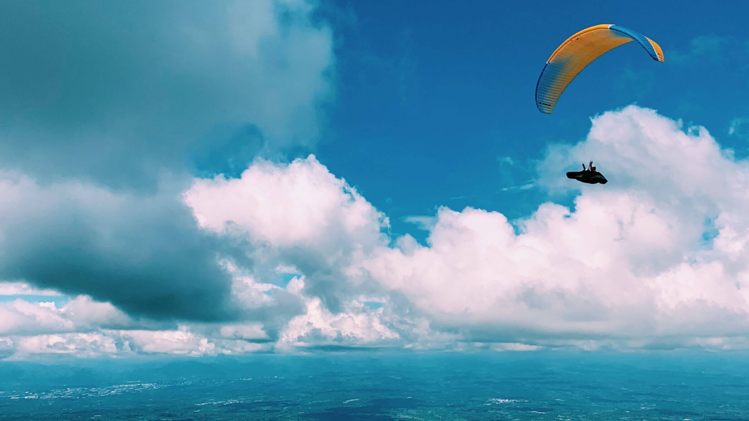 Vuelo en paragliding con un cielo azul